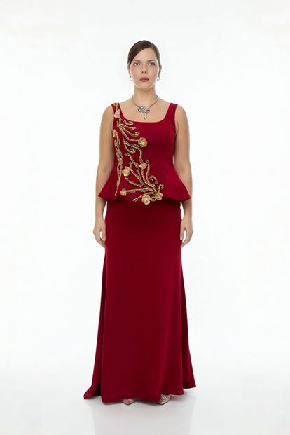 فستان سهرة أحمر بحمالات رفيعة ومقاسات كبيرة